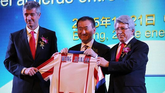 Tỉ phú Wang Jianlin mua 20% cổ phần của Atletico Madrid.