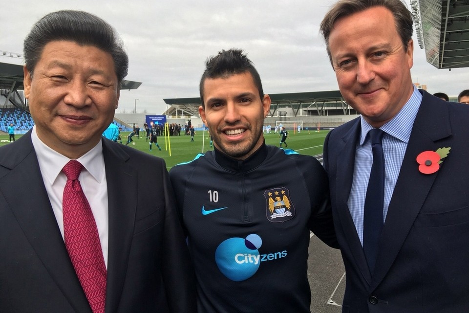 Chủ tịch Tập Cận Bình và Thủ tướng Anh David Cameron đi thăm CLB Manchester City.