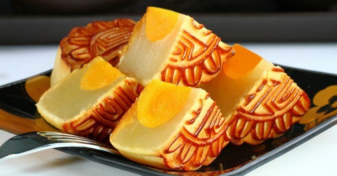 Bánh trung thu “bung hàng” sớm, vẫn lo bán ế