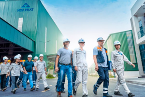 Cán bộ và công nhân viên hòa phát